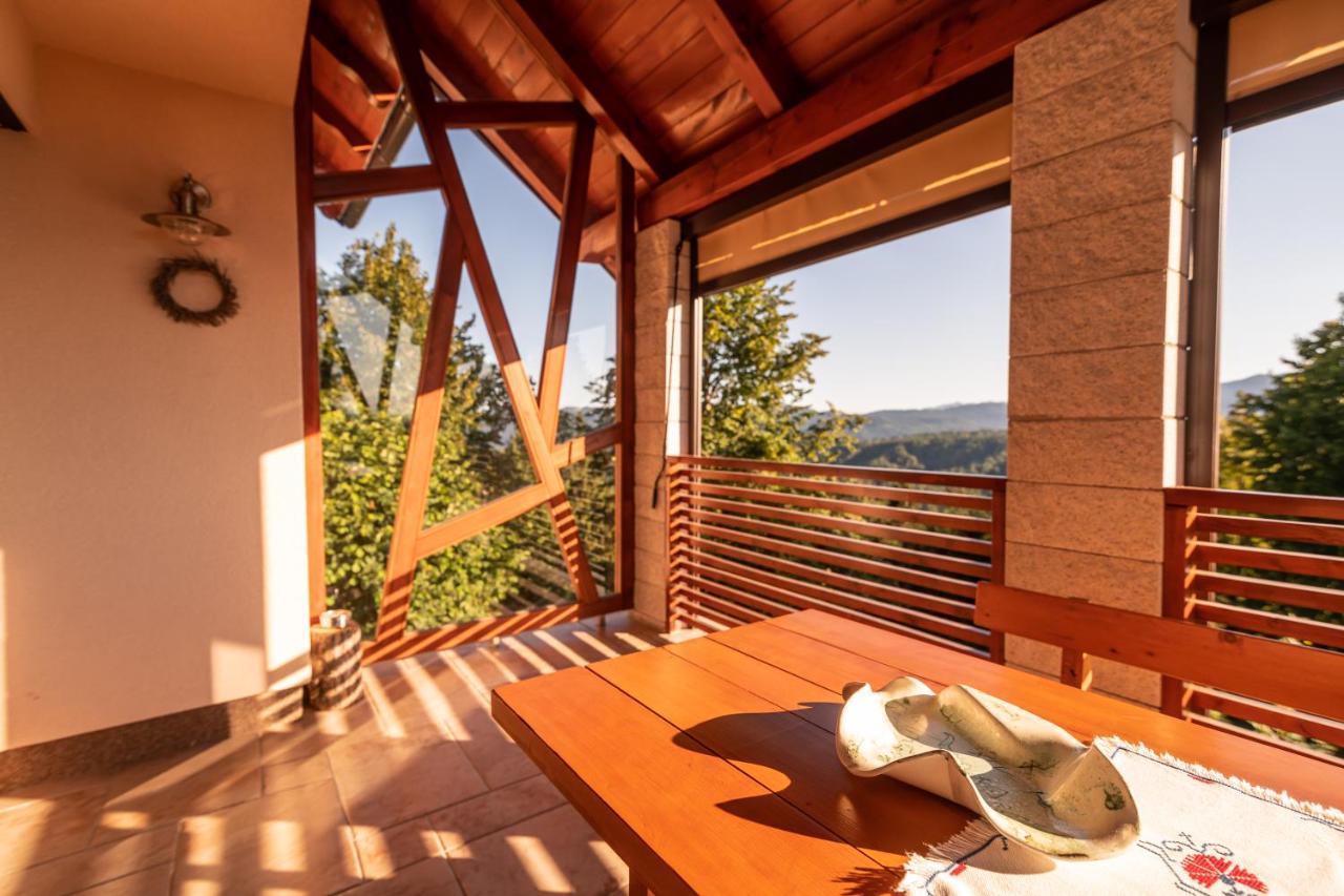 Holiday Home Razglednik ロガテツ エクステリア 写真